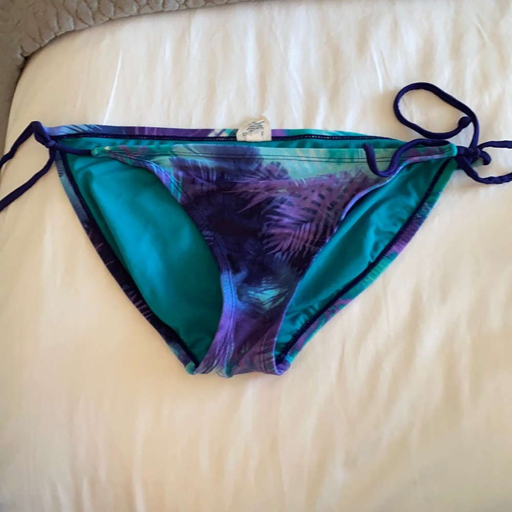 Converse bikini bottom size M